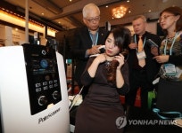 통증완화 의료기 체험하는 외국인 바이어