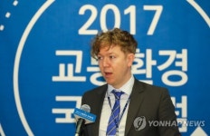 발언하는 핀 코일 런던시교통국 환경팀장