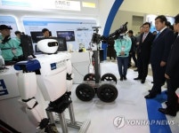 울산과학기술원 부스 관람하는 이 총리