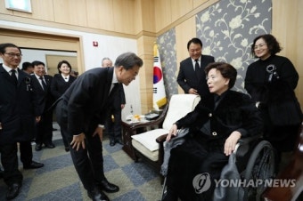 문 대통령, '손명순 여사에게 공손하게'