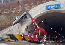 터널 경계면 위로 올라간 트럭