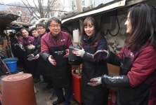 SR, 개포동 수정마을서 사랑의 연탄 나눔 봉사