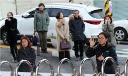 [사진현장] 고사장 밖 또 다른 수험생 엄마