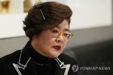 인터뷰하는 설영희 디자이너