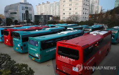 수능시험장에 대기 중인 버스