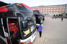 비상 대기 중인 버스
