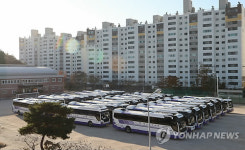수험생 수송차량 대기 중