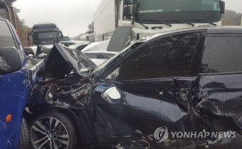 완주순천고속도로 차량 10여대 추돌…눈길 사고 추정