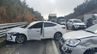 '눈길에 미끌' 완주순천고속도로 차량 20여대 추돌