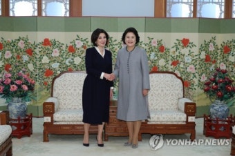 한-우즈베크 대통령 부인, '모란 앞에서'