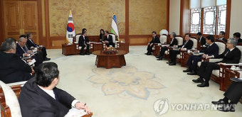 문 대통령, 우즈벡 대통령과 정상회담