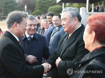 문 대통령, 우즈베크 대통령 수행원과 악수
