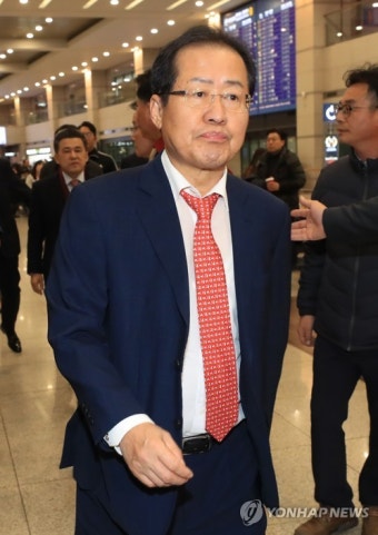 베트남 방문 마치고 귀국한 홍준표 대표