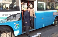 [동정] 안상수 창원시장, 출근길 시내버스 민생탐방