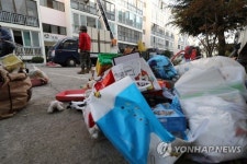 붕괴 우려…아파트 떠나는 주민