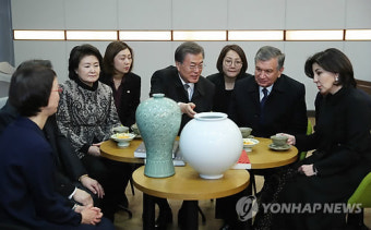우즈베크 정상 내외에게 청자와 백자 설명하는 문 대통령