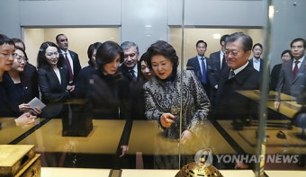 '한-우즈베크 정상' 내외에게 유물 설명하는 김정숙 여사