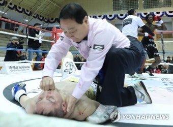 카메룬 출신 '난민 복서' 이흑산 KO 승