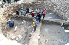 부산 배산에 드러난 인공연못 터
