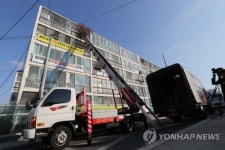 붕괴 우려 포항 흥해 아파트 90가구도 이주…341가구로 늘어