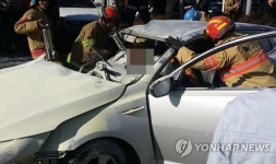 화물차 피하려다가 중앙선 넘어