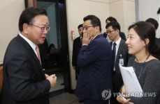 직원들과 대화하는 김부겸 장관