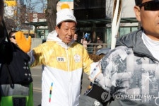 성화 봉송하는 최강희 감독