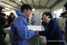 남양주공고 실습장 둘러보는 김현미 장관