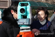 남양주공고 실습장 둘러보는 김현미 장관