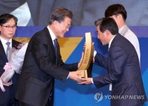 문 대통령, 정영화 대호테크 대표이사에게 7천만 불 수출의탑 수여