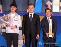 문 대통령, 정영화 대호테크 대표이사에게 7천만 불 수출의탑 수여