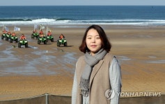 10년전 봉사활동을 한 만리포를 찾은 김보라씨
