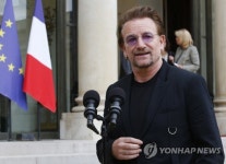 록그룹 U2가 베를린 U2에 떴다…지하철역서 깜짝 공연