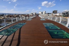 하천 위 폐철도의 화려한 변신