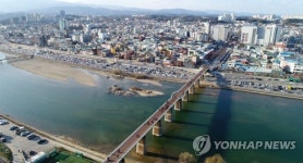 화려하게 변모한 하천 위 폐철도