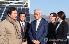 태양광 발전소 둘러보는 이낙연 총리