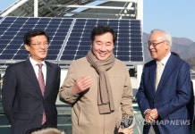태양광 발전소 둘러보는 이낙연 총리