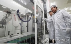 태양전지 생산시설 둘러보는 이낙연 총리
