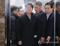 후광대로 도착한 안철수
