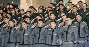 경례하는 육사 생도