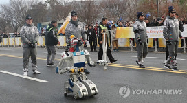 평창 향해 성화 봉송하는 휴보