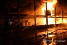 진천 축사에 불…흑염소 1천700마리 떼죽음