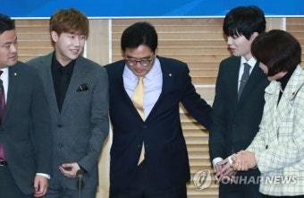 우원식 원내대표, 인피니트 사이에서