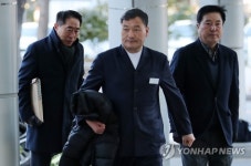 경찰 소환되는 오규석 부산 기장군수