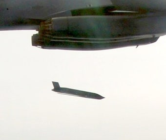 美 전략폭격기 '랜서,' 장거리 스텔스 대함미사일 장착 눈앞에