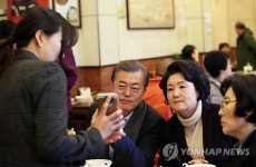 문 대통령, 베이징 서민식당 깜짝방문…빵·두유로 아침식사(종합)