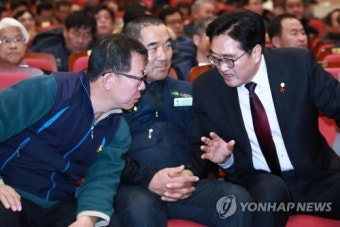 우원식 원내대표와 논의하는 민주노총 위원장 직무대행