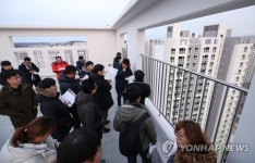 강릉 미디어빌리지 설명듣는 취재진
