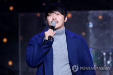 열창하는 KCM