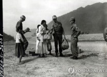 검문받는 피난민 가족